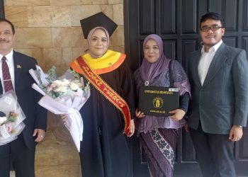 Kuliah Sambil Kerja Tidak Halangi Salma Raih Gelar Wisudawan Terbaik.